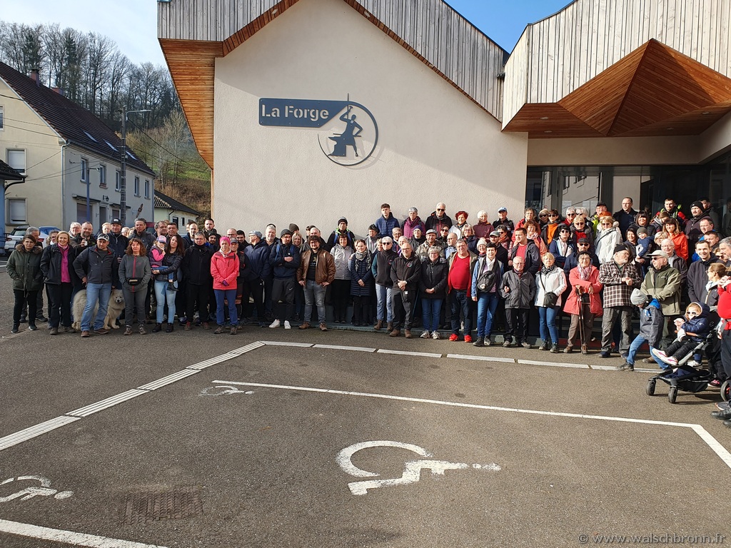 La marche des pompiers sous le soleil